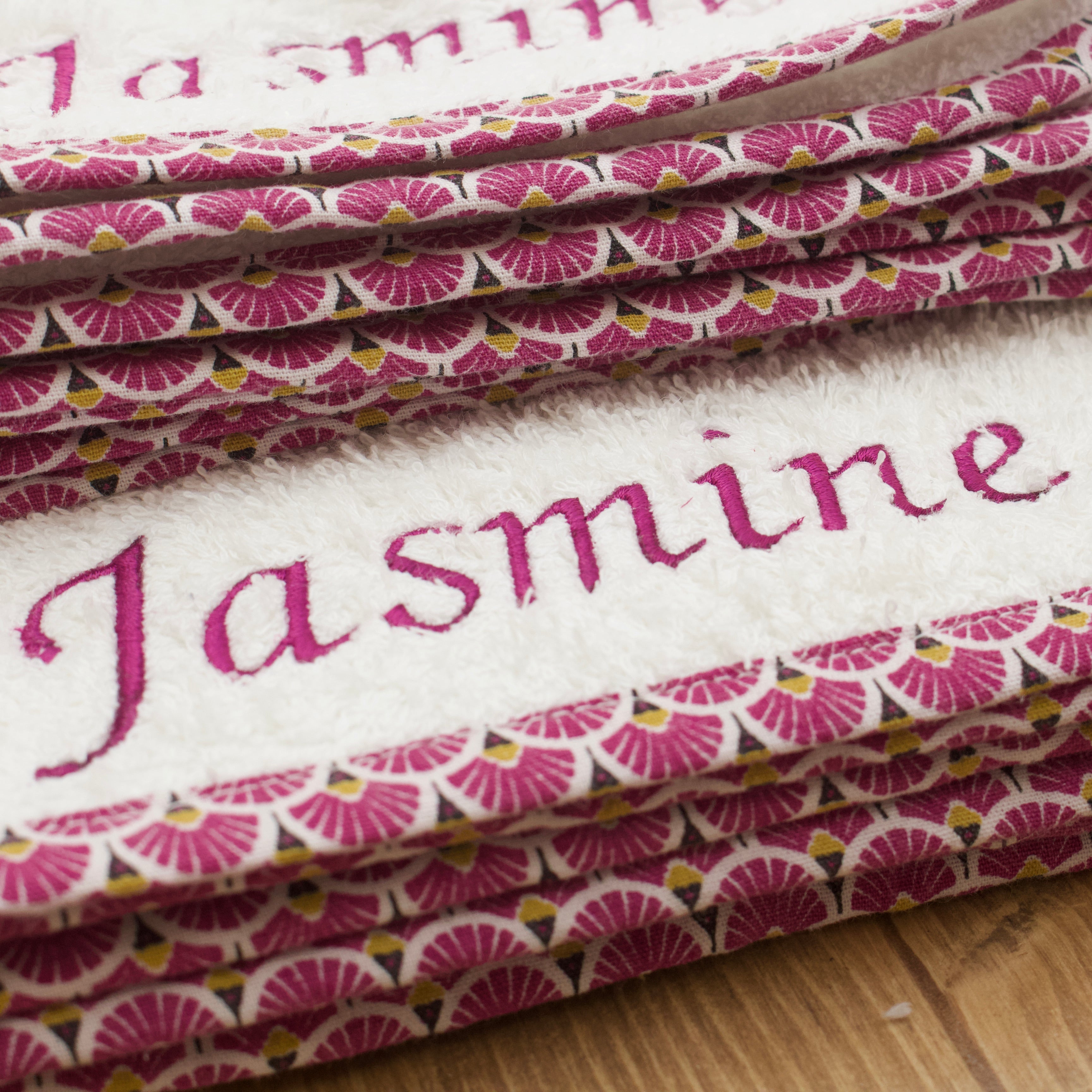 Serviette grand forma 95x140cm "Personnalisée" avec une broderie.