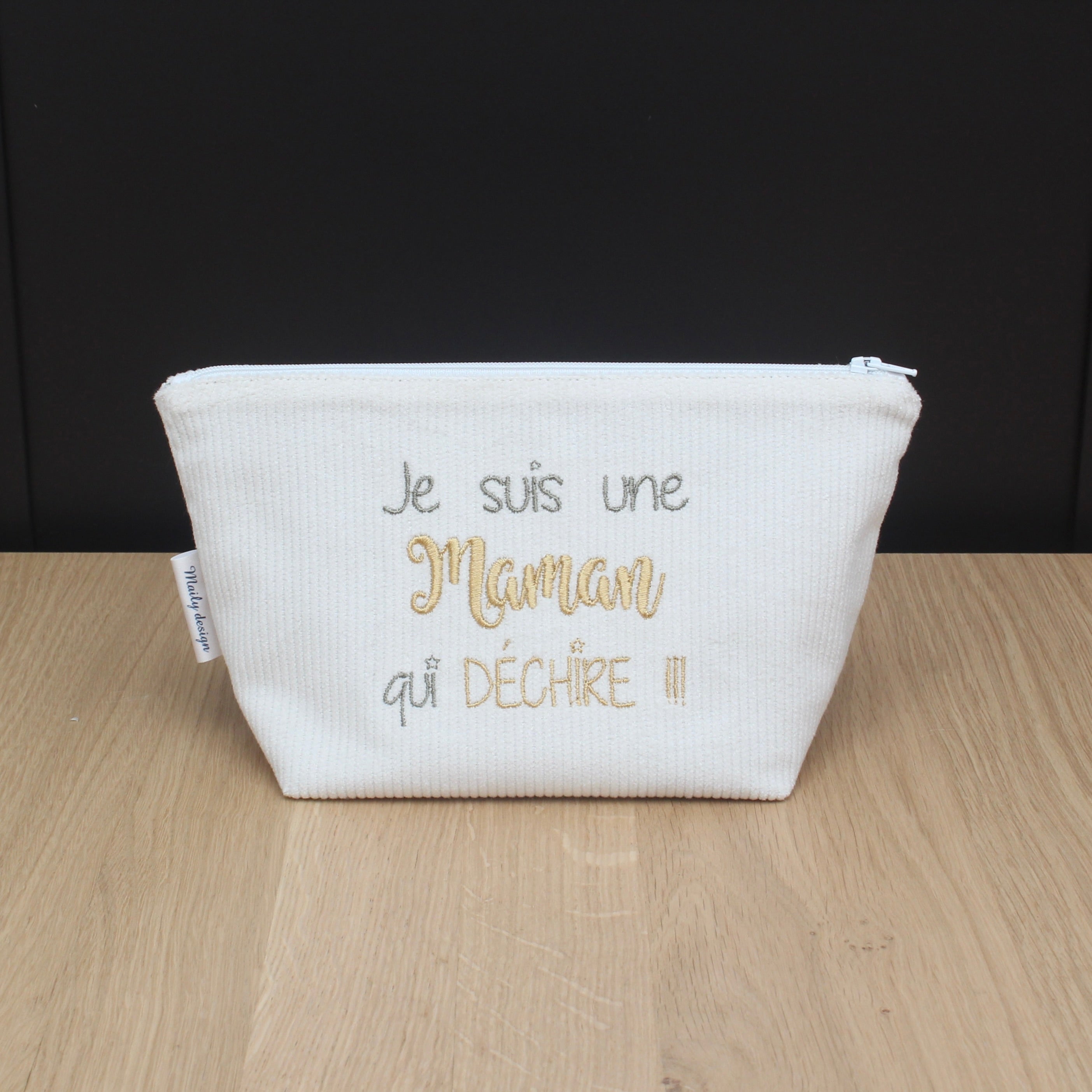 Trousse en velours côtelé brodée – "je suis une Maman qui déchire"