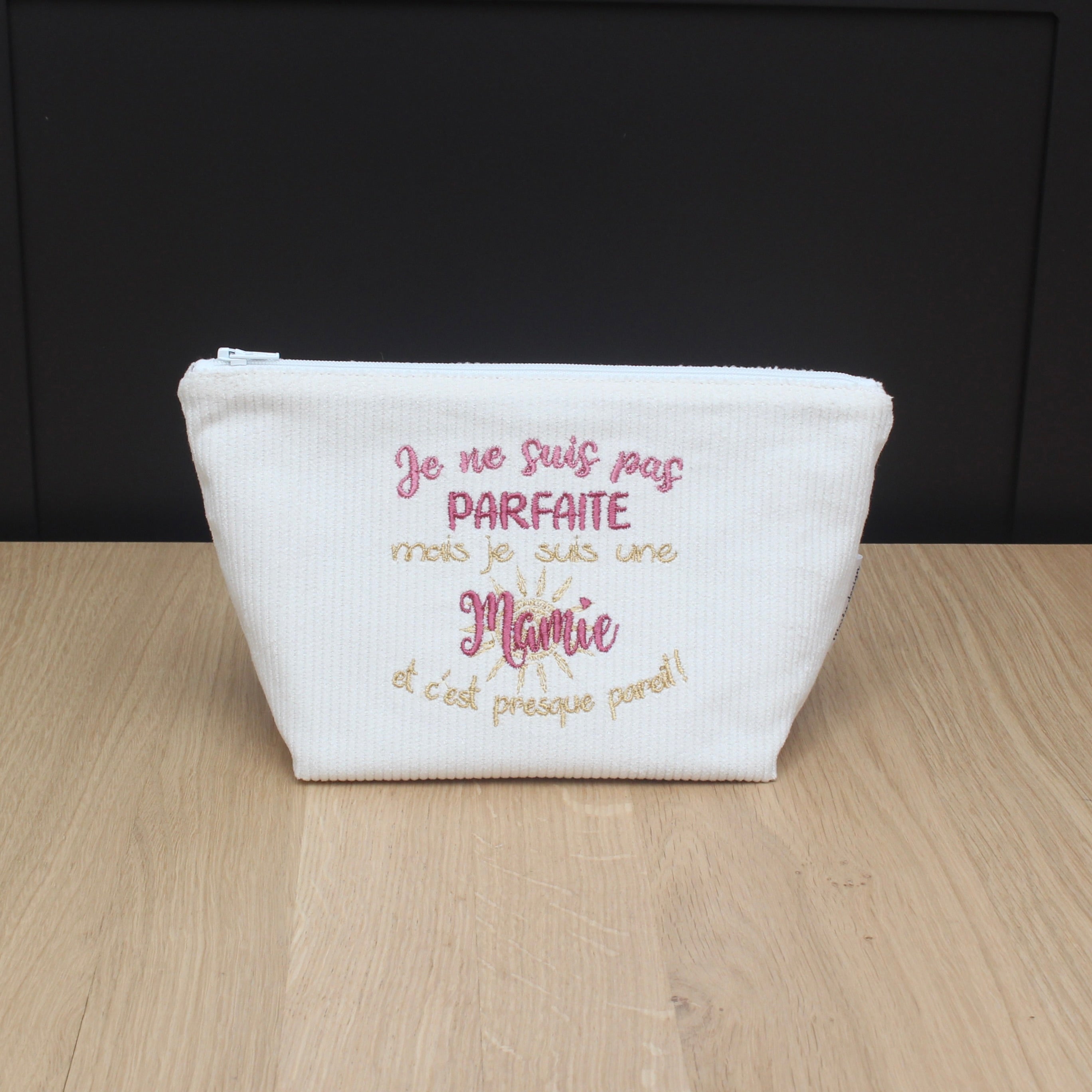 Trousse en velours côtelé brodée – "Je ne suis pas parfaite mais je suis mamie et c'est presque pareil"