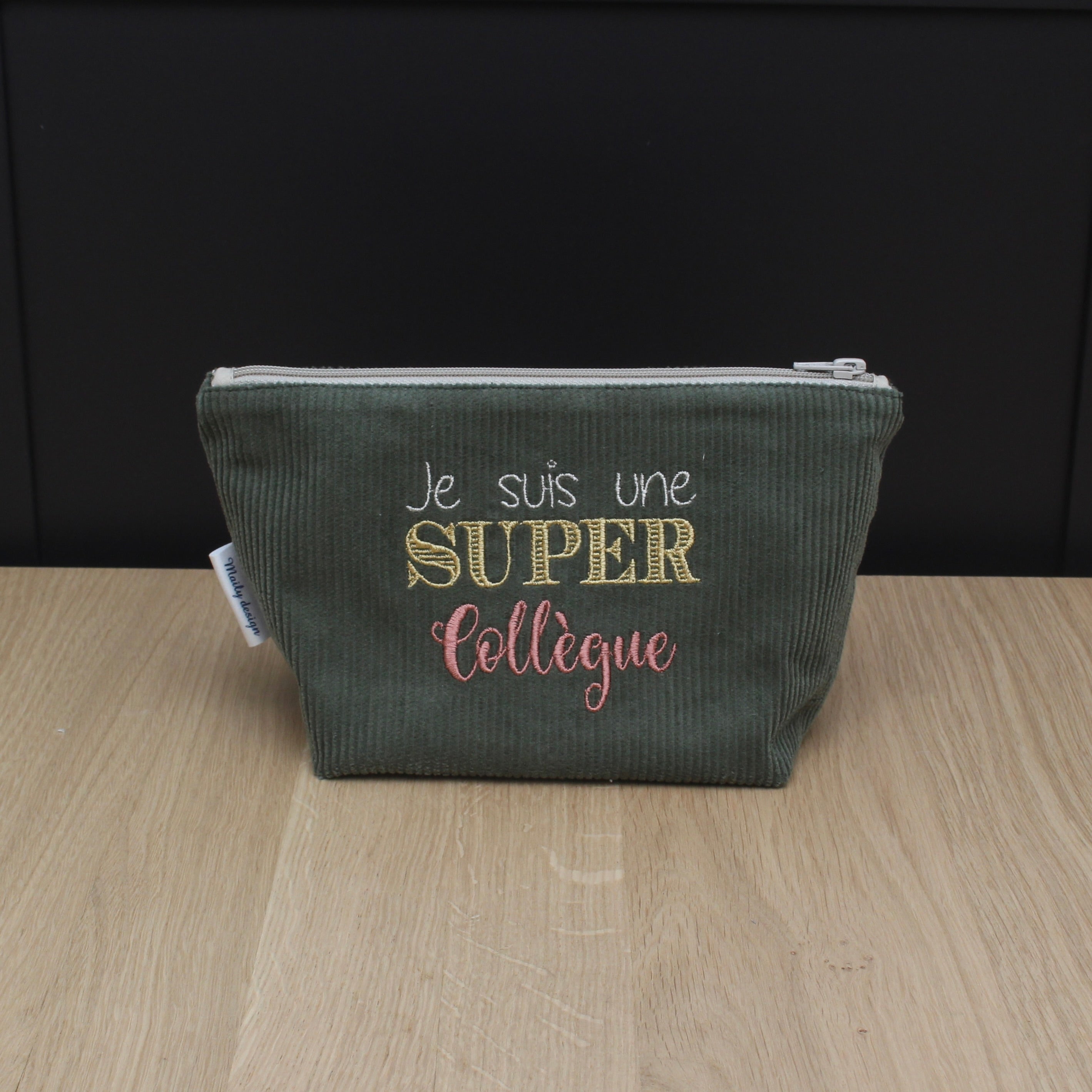 Trousse en velours côtelé brodée – "je suis une Super Collègue"
