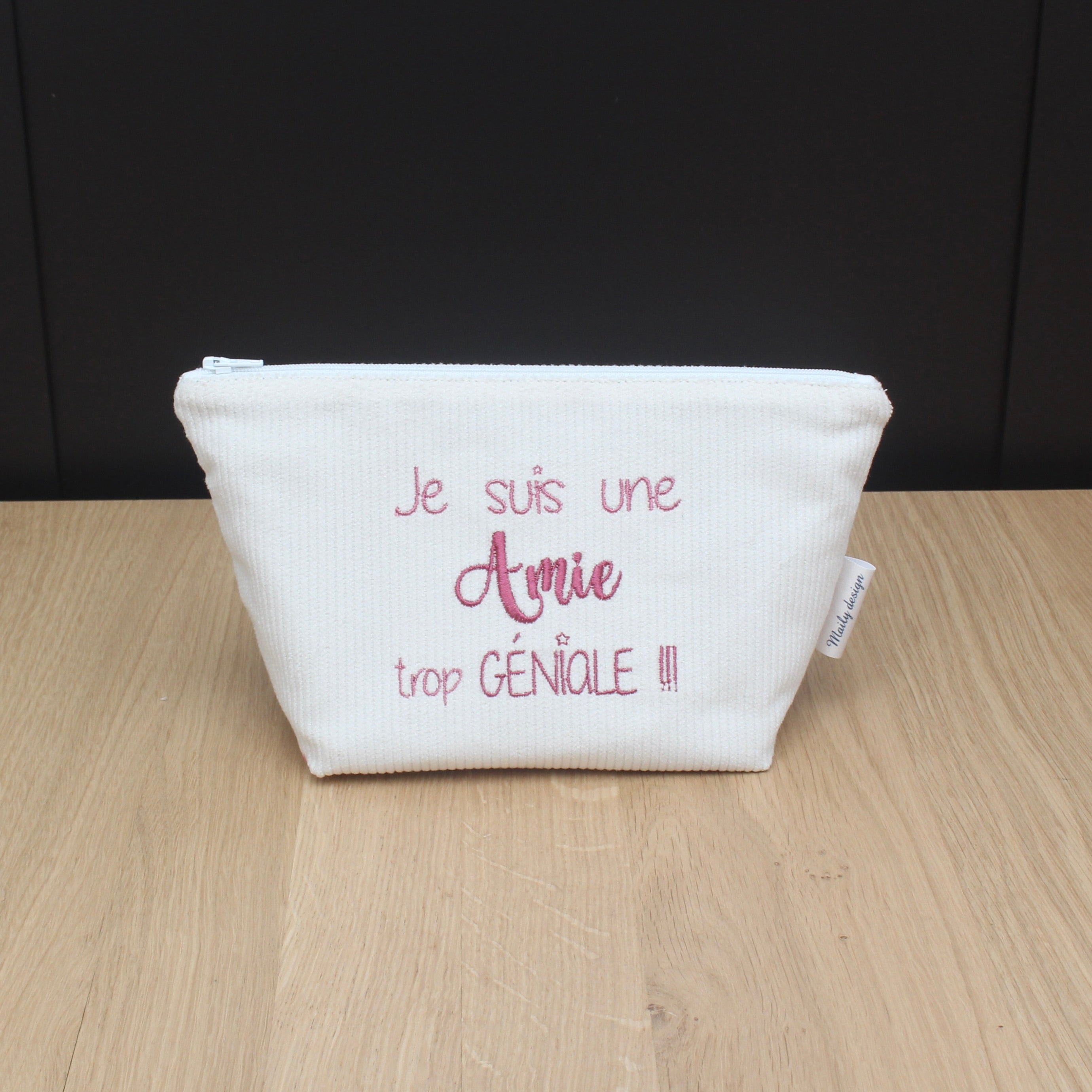 Trousse en velours côtelé brodée – "je suis une Amie trop Géniale"