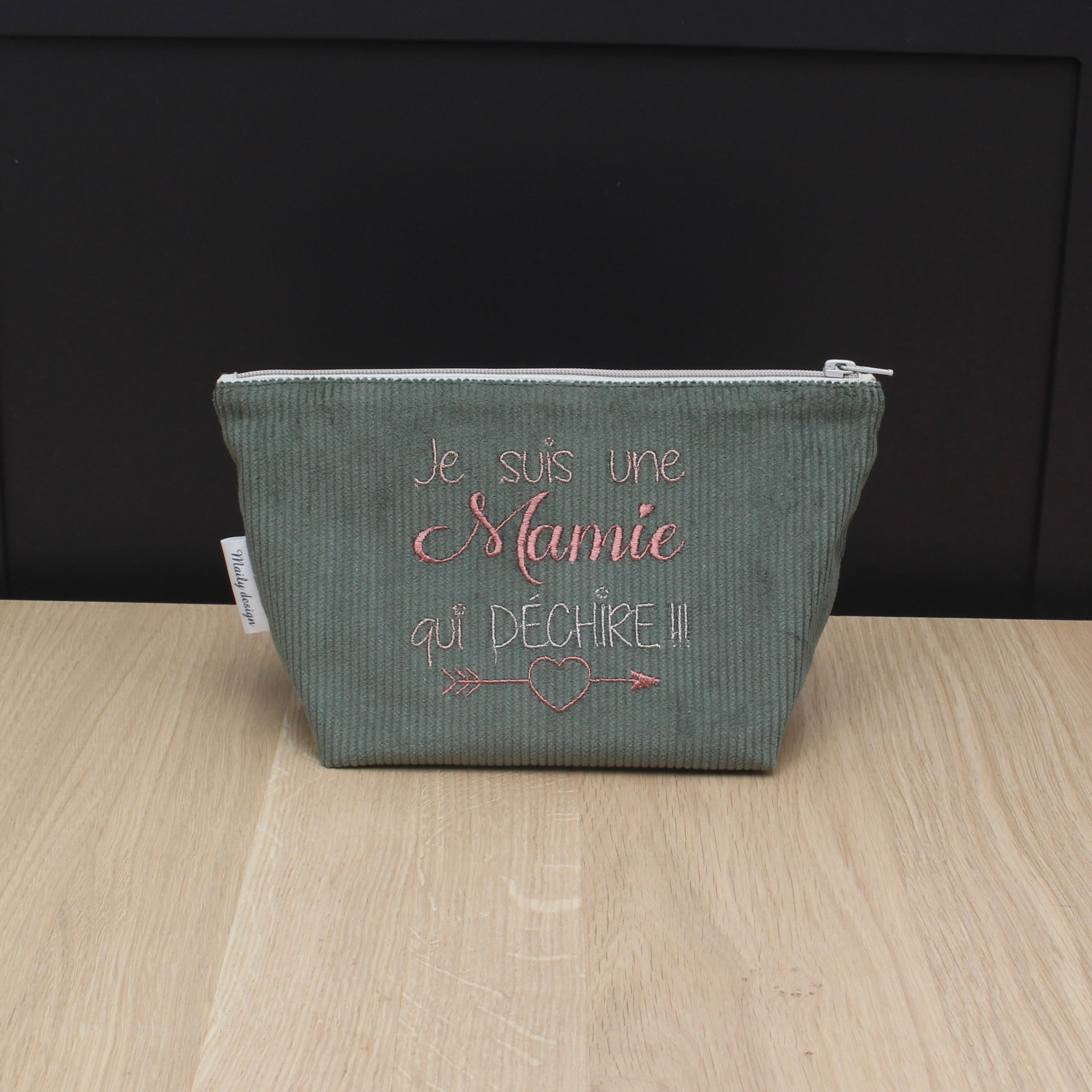 Trousse en velours côtelé brodée – "je suis une Mamie qui déchire"