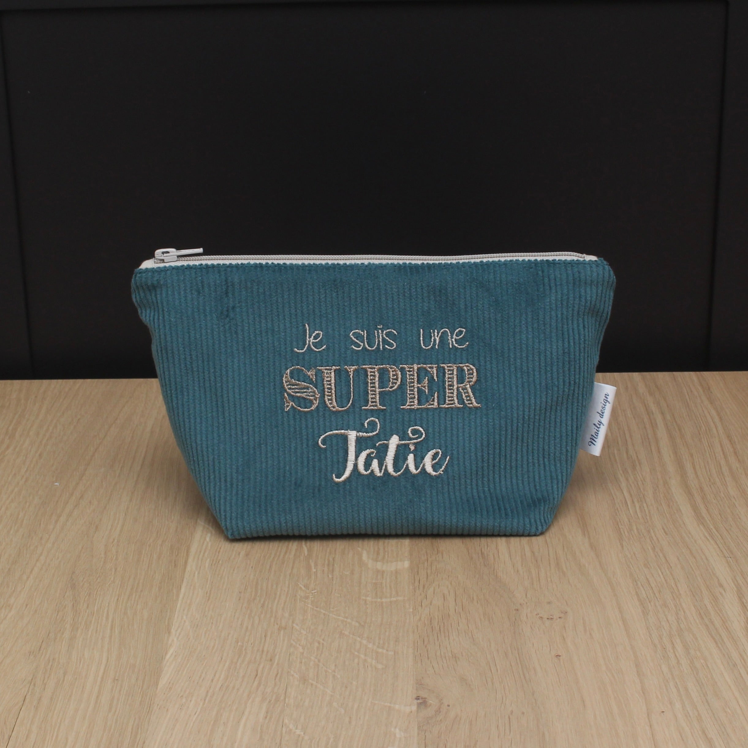 Trousse en velours côtelé brodée – "Je suis une Super Tatie"