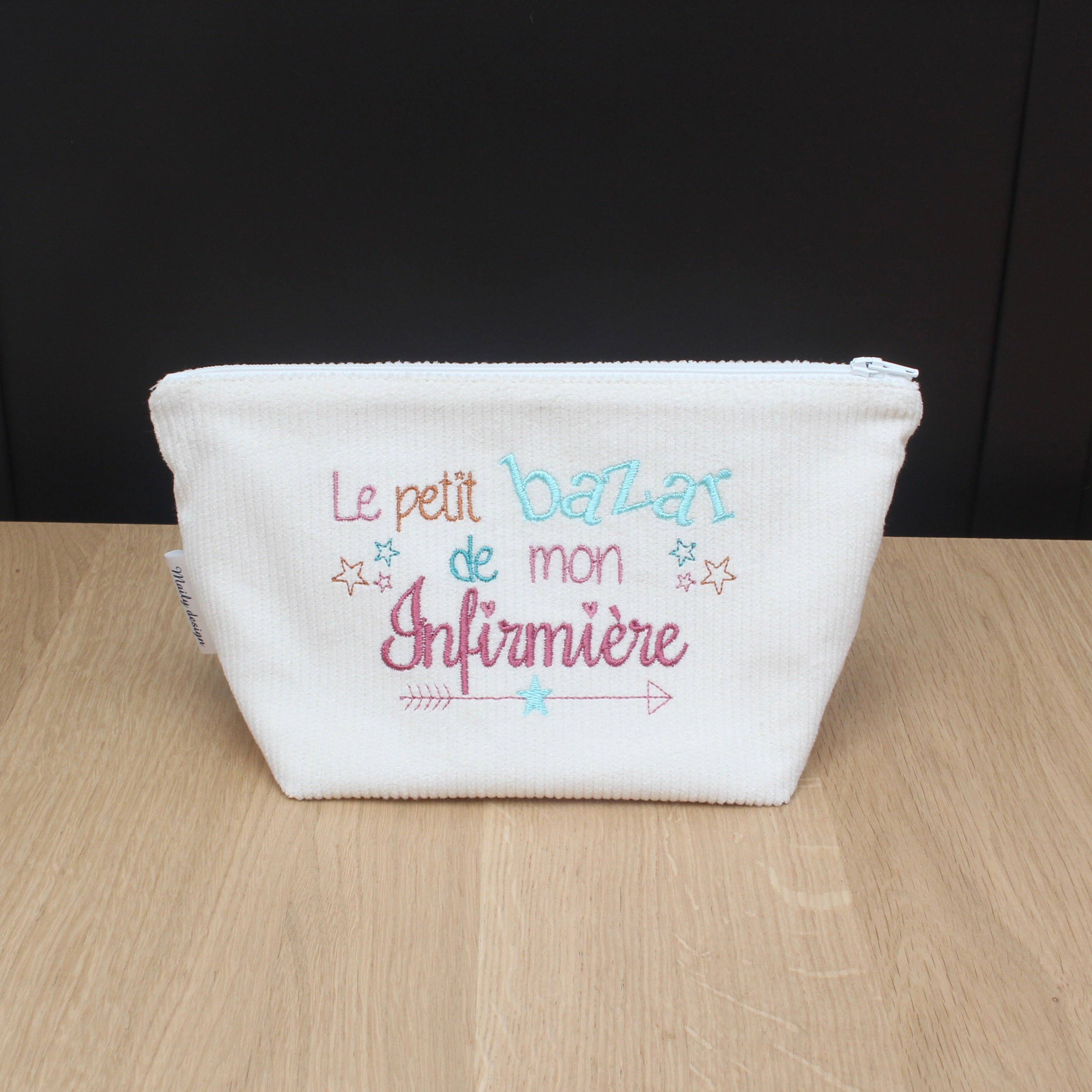 Trousse en velours côtelé brodée – "Le petit Bazar de mon Infirmière"