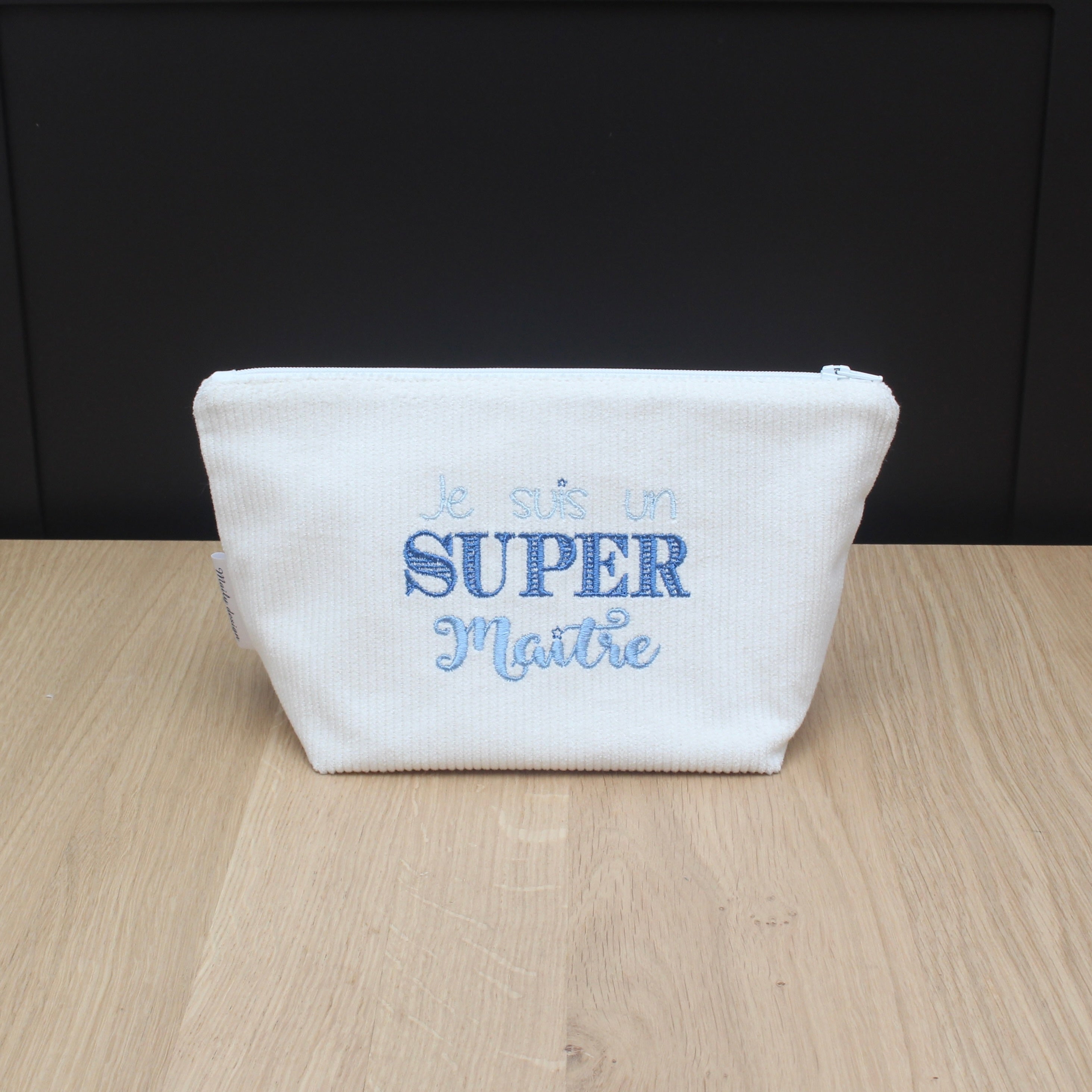 Trousse en velours côtelé brodée – "Je suis un Super Maitre"